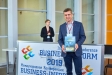 Руководитель компании БУЛАТ Сергей Кузин получает приз за победу в номинации 